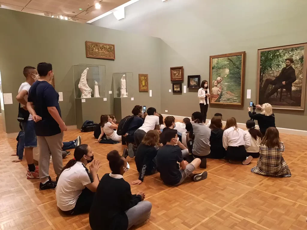 photo des élèves au musée lors du travail de présentation avec Odile Hays